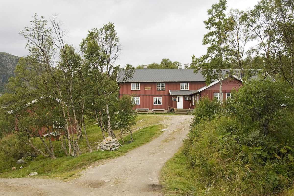 Mogen turisthytte, a staffed DNT mountain lodge on the Hardangervidda plateau