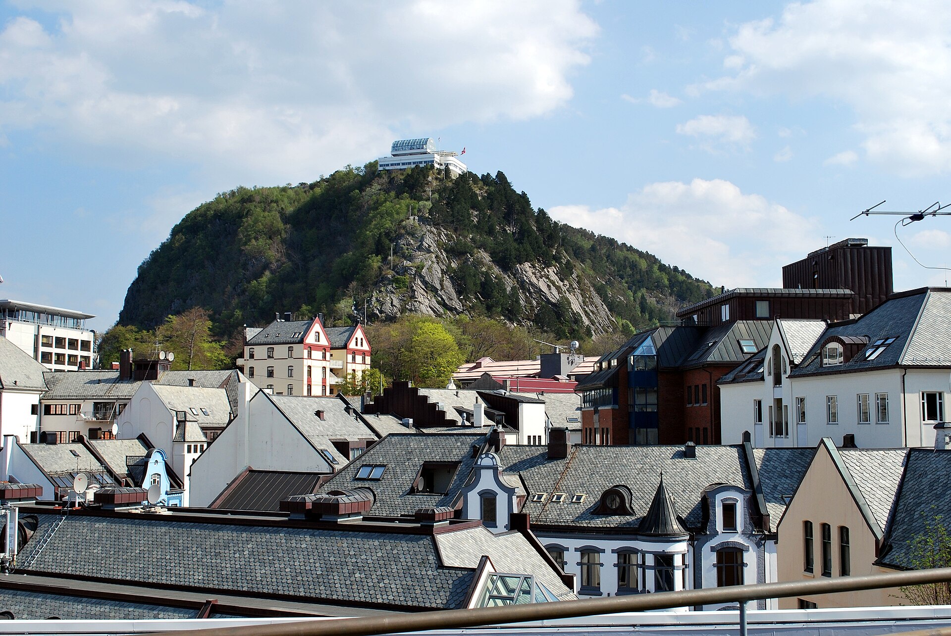 Art Nouveau Ålesund spread across its islands, seen from the Fjellstua viewpoint