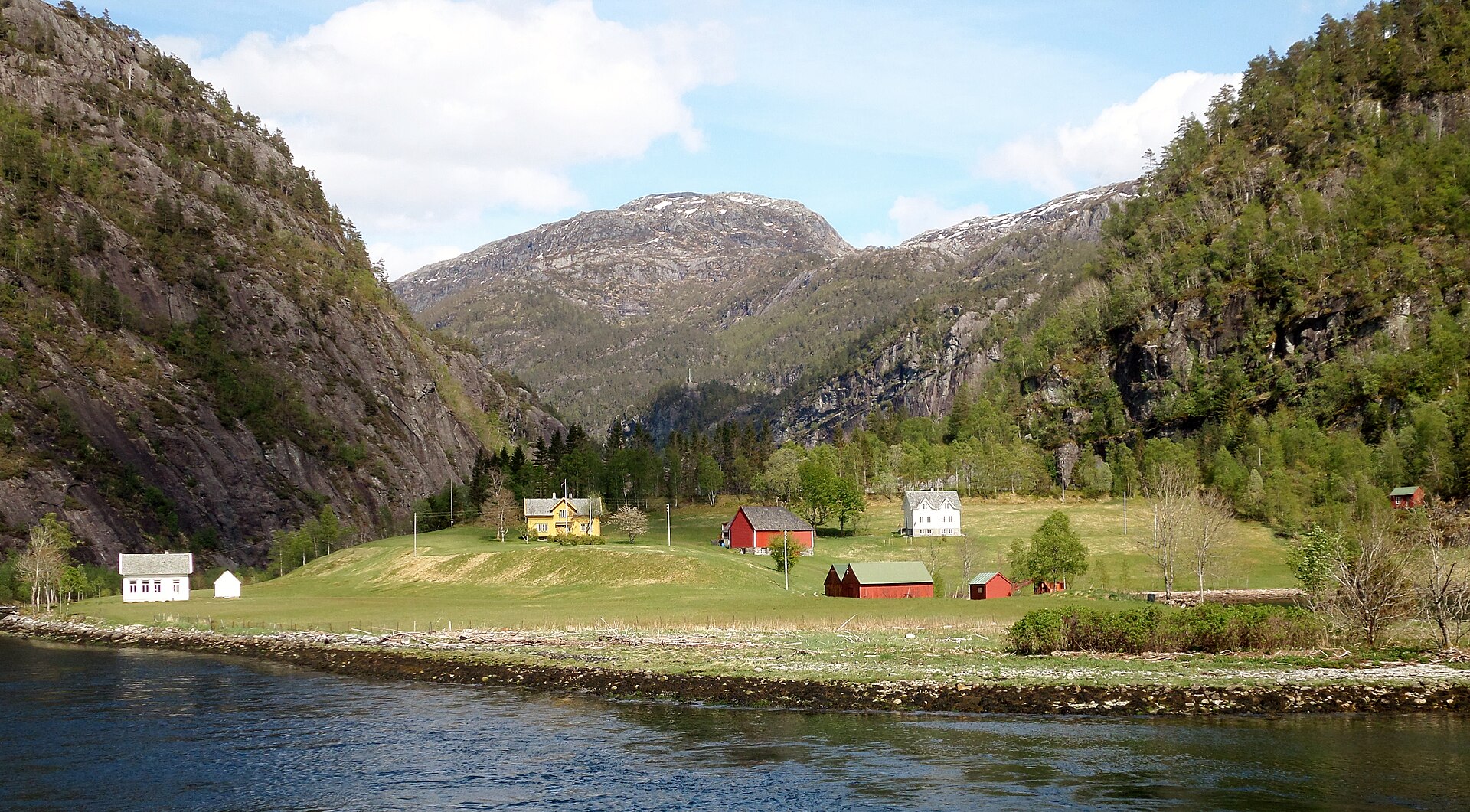 The narrow tidal strait at Mostraumen