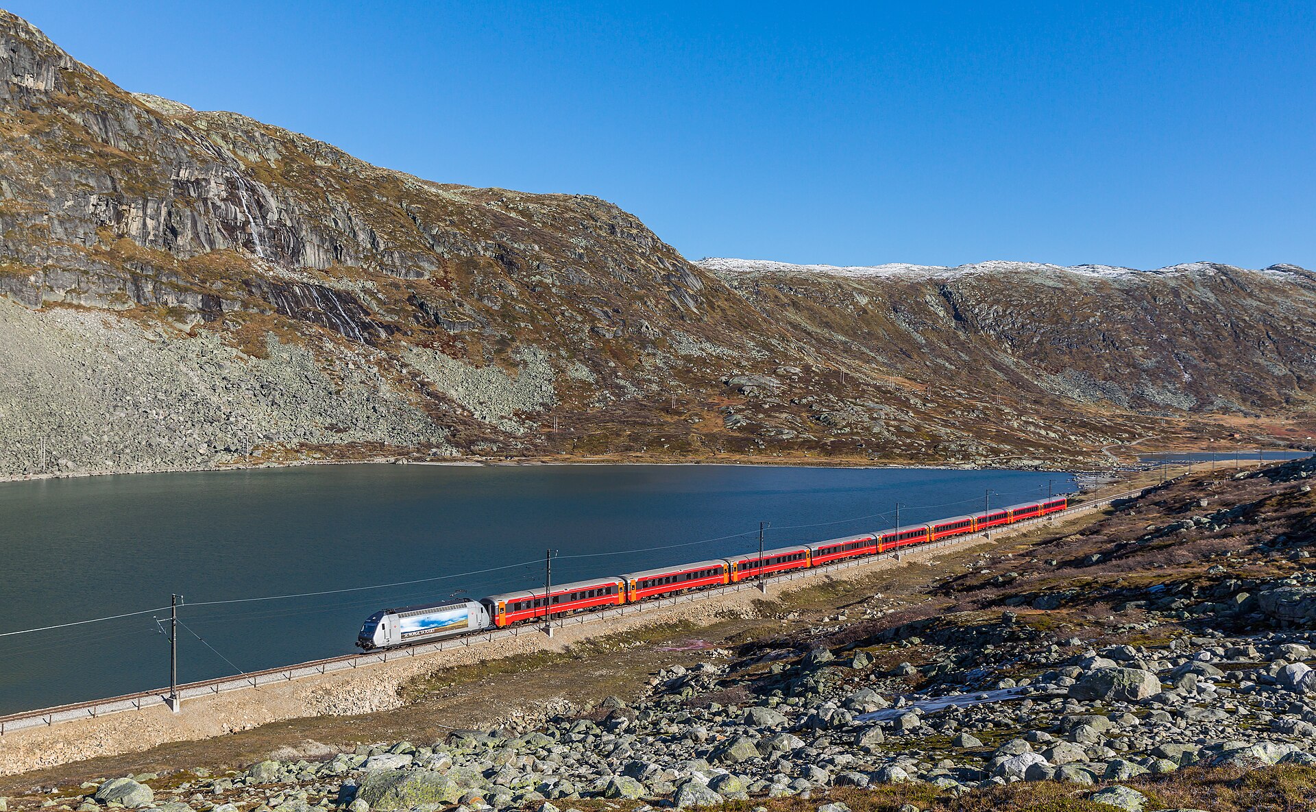 A train on the Bergen Line between Haugastøl and Finse